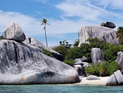 Indahnya Destinasi Wisata Batu Lepe di Kepulauan Riau
